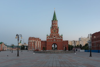Не Москва / Хоть и похоже на Москву, но это Йошкар-Ола. Спасская башня на набережной реки Кокшаги, построенная на территории бывшего острога