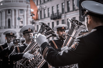 По главной улице с оркестром.. / Военный оркестр на Невском проспекте