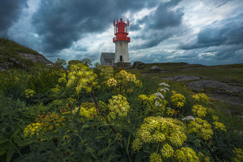 Lindesnes Fyr II / Lindesnes is Norway's southernmost point, and this old lighthouse is now a tourist attraction. A blend of two exposures for depth of field. From June 2020.