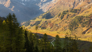 Осень в альпийской долине. Австрия. / Долина в горах Австрии. Вид с дороги Гросглоккнер.
