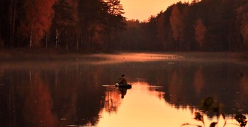 В осенний рыжий туманный вечер / В осенний рыжий туманный вечер рыбак ждёт поклёва