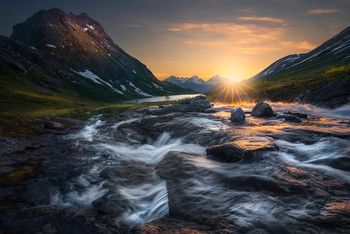&nbsp; / Our son and I waited the entire night for the sun to rise, and at 4:15 in the morning we were rewarded. Romsdalen, Norway, medio June 2020