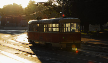 ...Трамвай,который шел на вокзал... / Летним Утром