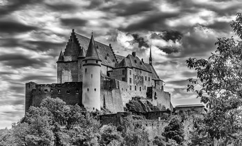 Замок Вианден / Вианден (нем. Burg Vianden) — средневековый дворцово-замковый комплекс в Люксембурге в коммуне Вианден. Это один из крупнейших сохранившихся замков к западу от Рейна.
Укрепления на месте нынешнего замка возникли во времена Античности. Весь современный комплекс построен на руинах старинного римского форта, который был возведён ещё в IV веке (в 360 году) и на протяжении последующих 90 лет служил важной военной базой римских легионеров.