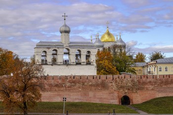 Святая София / Новгородский Кремль, собор Святой Софии и звонница. Снято 10 октября с моста через Волхов.