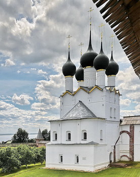 Церковь Григория Богослова Ростовского кремля / Церковь Григория Богослова была возведена в 1670-х годах, вместе с остальными постройками на территории Митрополичьего сада.
