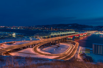 Николаевский мост / Новый автомобильный мост, соединяющий две части города Красноярска, и ж/д мост, подсвеченные разными огнями плюс следы от фар авто создают красивую картинку.
