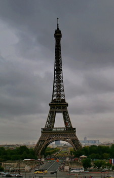 Эйфелева башня / Э́йфелева ба́шня — металлическая башня в центре Парижа, самая узнаваемая его архитектурная достопримечательность. Названа в честь главного конструктора Гюстава Эйфеля; сам Эйфель называл её просто «300-метровой башней» (tour de 300 mètres).

Башня, впоследствии ставшая символом Парижа, была построена в 1889 году и первоначально задумывалась как временное сооружение, служившее входной аркой парижской Всемирной выставки 1889 года.