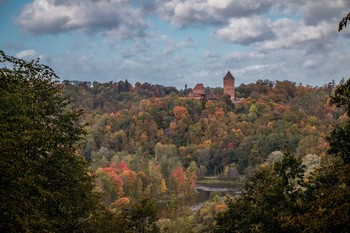 &nbsp; / Сигулда, Латвия, Национальный парк &quot;Гауя&quot;. Вдали речка Гауя и главная башня Турайдского замка, основанного в 1214 году по указанию рижского епископа Альберта.