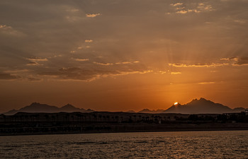 Закат очередного дня в прекрасном месте - Сахль-Хашише. / Египет, Красное море.
