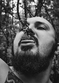 Язычник / Фото в лесу