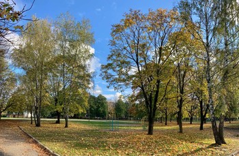 И осень золотая, и небо голубое / Великолепная картина,
На школьном стадионе.
Так и хочется продолжить)
Минск, осень, школьный стадион