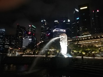 Сегодня ночью / в Сингапуре ночью