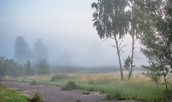 Туман укрыл дремавший лес... / Рассвет.По дороге 80х.