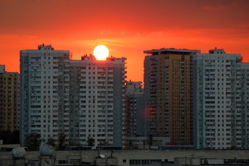 Присело солнце отдохнуть... / Из серии Московские закаты. Где-то солнце уходит за горизонт,где-то садится в море. А в Москве - прячется за высотными домами.