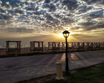 Красное море, восход, улица, фонарь. /Сахль-Хашиш. Египет./ / Сахль-Хашиш. Египет.