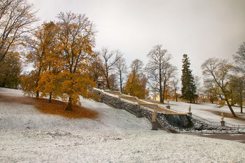 Первый снег / Открытие петергофских парков для бесплатного посещения природа отметила обильным снегопадом.