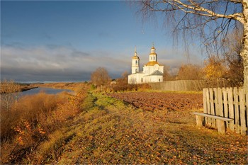 Храм на берегу / храм село Юрьево река Молома осень