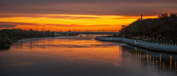 Как рано осенью темнеет... / Вечерний город.