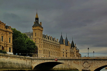 Консьержери́ (фр. La Conciergerie) / Консьержери́ (фр. La Conciergerie)— бывший королевский замок и тюрьма в самом центре Парижа в 1-м его округе, на западной оконечности острова Сите недалеко от собора Парижской Богоматери. Замок Консьержери является частью комплекса Дворца правосудия (фр. Palais de Justice), в котором до сих пор находятся муниципальные службы, суд, прокуратура. Этот комплекс занимает чуть ли не половину острова Сите. Сегодня дворец представляет собой разнородный архитектурный ансамбль с элементами, построенными с XIII по XX вв.