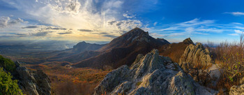 Осенняя / Вид на центральную вершину горы Бештау (Кавказские Минеральные Воды) с одной из малых вершин, под названием Козьи скалы