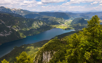 Бохиньское озеро в Словении. / Бохиньское озеро - одно из крупнейших озёр Словении. Расположено на высоте 525 м над уровнем моря в национальном парке «Триглав».