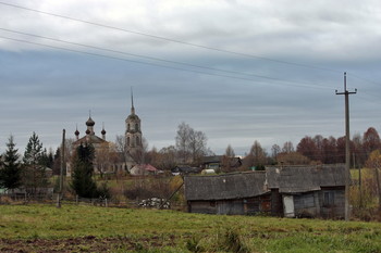 &nbsp; / Ордино. Церковь Троицы Живоначальной.была построена на средства прихожан в 1812 году. Закрыта в 1935 году. По воспоминаниям местных жителей храм был варварски разрушен: иконы сброшены на пол, разрублены топорами и сожжены в церкви.В 1983 – 1989 годах восстановлен на средства колхоза «Победа», в здании планировали открыть клуб. Позже там находился склад.