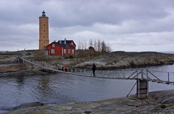 Висячий мост, маяк / Маяк Сёдершер (Söderskär) архипелага Порвоо в 15 морских милях от Хельсинки.

Восьмиугольный кирпичный маяк был действующим с 1862 года по 1989-й. Висячий мост, ведущий к маяку, особенно популярен среди туристов.