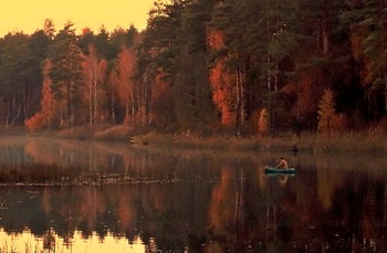 Осень, вечер, рыбак / Вечерняя осенняя рыбалка с лодки