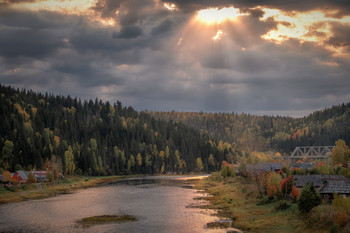 Намек на солнце / В тот хмурый сентябрьский день, такой типичный для Урала, ничего не предвещало солнце, пока оно не нашло несколько дырок в сплошном ковре хмурых, осенних облаков. Поманило и убежало.