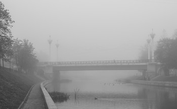 Октябрьскими туманами... / Александровский мост утром