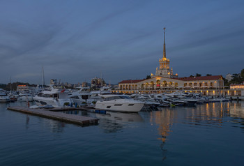 Вечер у Морвокзала / Вечерний Сочи. Морвокзал в "синий" час.