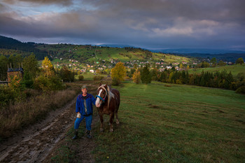 На выпас / Вид из высоких окрестностей села Лазещина (Закарпатье). Утро 12 октября 2020 г.

Утром хозяин ведет лошадь на выпас, где трава повыше и позеленее, а вечером ее снова забирает в село