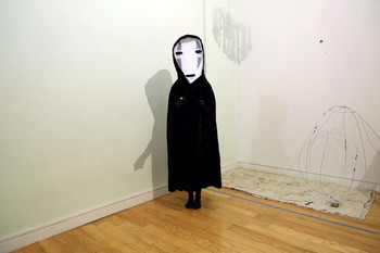No-Face (Spirited Away) / No-Face (カオナシKaonashi, лит «Безликий» ) есть дух и вторичный антагонист в студии Ghibli фильм Унесенные . Показано, что он способен реагировать на эмоции и поглощать других людей, чтобы обрести их индивидуальные и физические качества.

Безликий - это небинарный или бесполый дух в фильме.



Как чудовищное, неконтролируемое существо, Безликий проявляет все отрицательные черты тех, кого он проглотил (что наиболее важно, Аогаэру ), становясь дерзким, высокомерным, громким и эгоистичным существом, чья одержимость Чихиро вызвала беспокойство у всех вокруг. 

Безликих не существует в японской мифологии. Он оригинальный персонаж, созданный Хаяо Миядзаки для ускорения истории.] Его внешний вид взят от шелкопряда Bombyx mori .