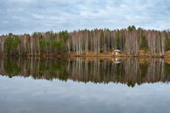 Домик / Поздняя осень и домик на озере.