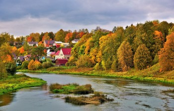 &quot;Осенняя река уставшая, остыла ...&quot; / &quot;Осенняя река 
 Уставшая, остыла.
 Водицею мутна,
 Течет себе уныло.
 &quot;Осенняя пора
 Очей очарованье!&quot;
 За что же обрекла
 Ты лето на изгнанье ..?&quot;