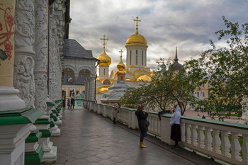 вечер в Лавре / октябрь, вечереет, Сергиев Посад, Лавра, на дальнем плане Троицкий собор (1422-23 гг.)