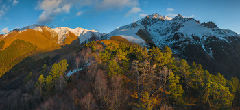 Первый снег в горах / Недавно в горах Архыза выпал снег и контраст, с ещё оранжевыми альпийскими лугами и зелёными сосновыми лесами, на фоне белых вершин, очень живописный. 
Кому интересно, можно посмотреть в инстаграме, серию видео зарисовок встречи заката, сумерек на этом склоне гор - https://www.instagram.com/p/CHVhyp6lC0j/. 
Начало ноября, 2020 год. 
Фотопроект «Кавказ без границ».