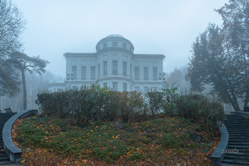 дворец в тумане / провинциальный парк