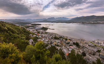 Жизнь Олесунна на рассвете. / Олесунн признан самым красивым городом Норвегии.