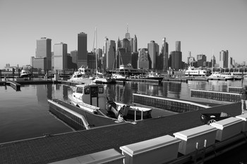 Ист- Ривер / судоходный пролив в городе Нью-Йорке, США, между заливом Аппер-Нью-Йорк-Бей и проливом Лонг-Айленд, отделяющий нью-йоркские боро Манхэттен и Бронкс от Бруклина и Куинса.