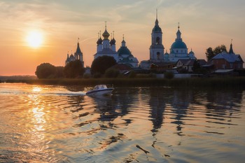 На том берегу / Спасо-Яковлевский монастырь . Расположен на берегу озера Неро в юго-западной части Ростова