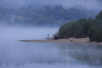 Одинокий рыбак в тумане / Ранее, туманное сентябрьское утро в городке Таруса. Здесь принято рыбачить по утрам, поэтому рыбаков по берегам реки Оки довольно-таки много. Но не всем удается перейти или переплыть на другой берег. А этому рыбаку удалось))