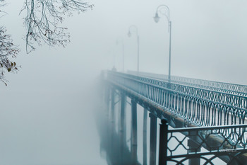вот такой туман / мост через пруд в провинциальном парке