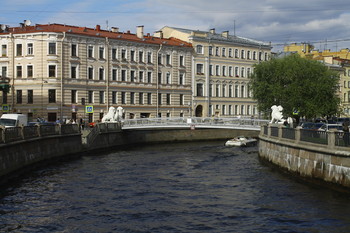 Вид на Львиный мост на Канале Грибоедова в Санкт-Петербурге / Вид на Львиный мост на Канале Грибоедова в Санкт-Петербурге