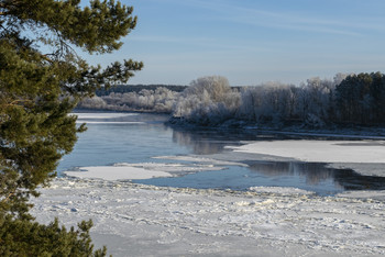 Ледостав на Вятке. / Середина ноября, зима незаметно вступает в свои права. На реке появляется лед.