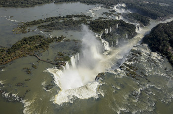 Водопады Игуасу / U-образный обрыв шириной 150 и длиной 700 метров на реке Игуасу, по которому проходит граница между Бразилией и Аргентиной. Здесь насчитывается 275 водопадов высотой ок. 70 метров