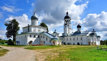  / Крыпецкий Иоанно-Богословский мужской монастырь.
Монастырь основан в 1455 году афонским монахом, преподобным Саввой Крыпецким, выходцем из Сербии, среди болот. Местоположение монастыря в древних грамотах определяют как «в Псковской земле, в Псковском уезде, в Бельской засаде, в Торошинской губе». ..
В 1581 году монастырь подвергся нападению одного из польских отрядов Стефана Батория, но осада не удалась: поляки были разгромлены скрывшимся в стенах обители русским отрядом...
В 1990 году монастырь передан Русской православной церкви. На территории Крыпецкого монастыря проведены реставрационные работы, некоторые полуразрушенные постройки разобраны и затем реконструированы. В монастыре возрождена монашеская жизнь...