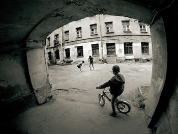 питерские дети / жилые дома недалеко от Иссакиевской площади