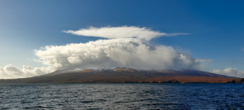 в шапке из облаков / Курильский вулкан в октябре. Панорама из 4-х кадров.